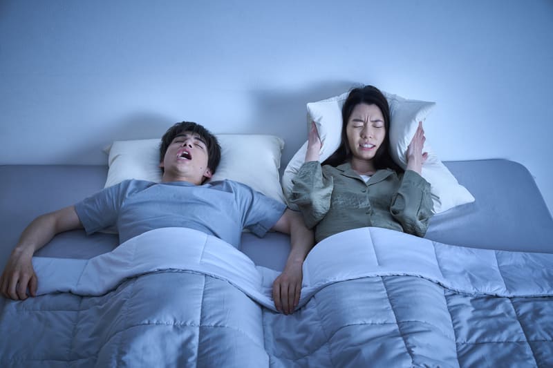 いびきをかく男性といびきに悩む女性