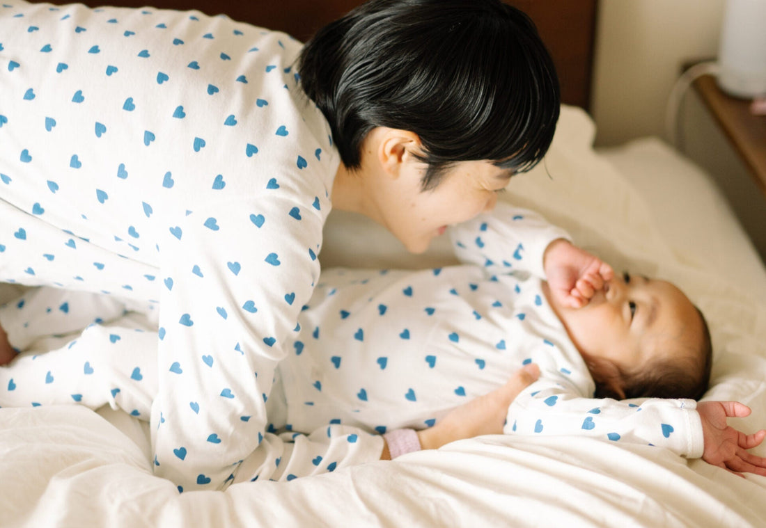 寝てる赤ちゃんを起こしてる写真