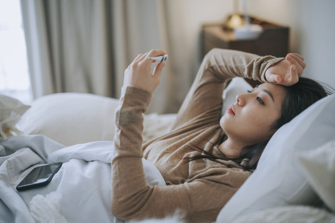 体温計を見る女性