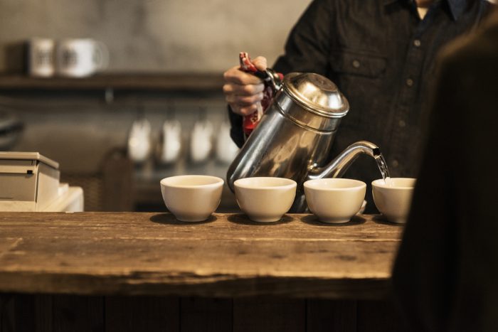 コーヒーを淹れる写真