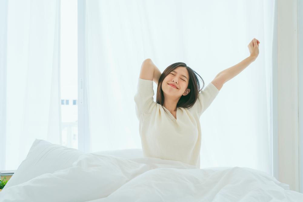 寝起きの女性