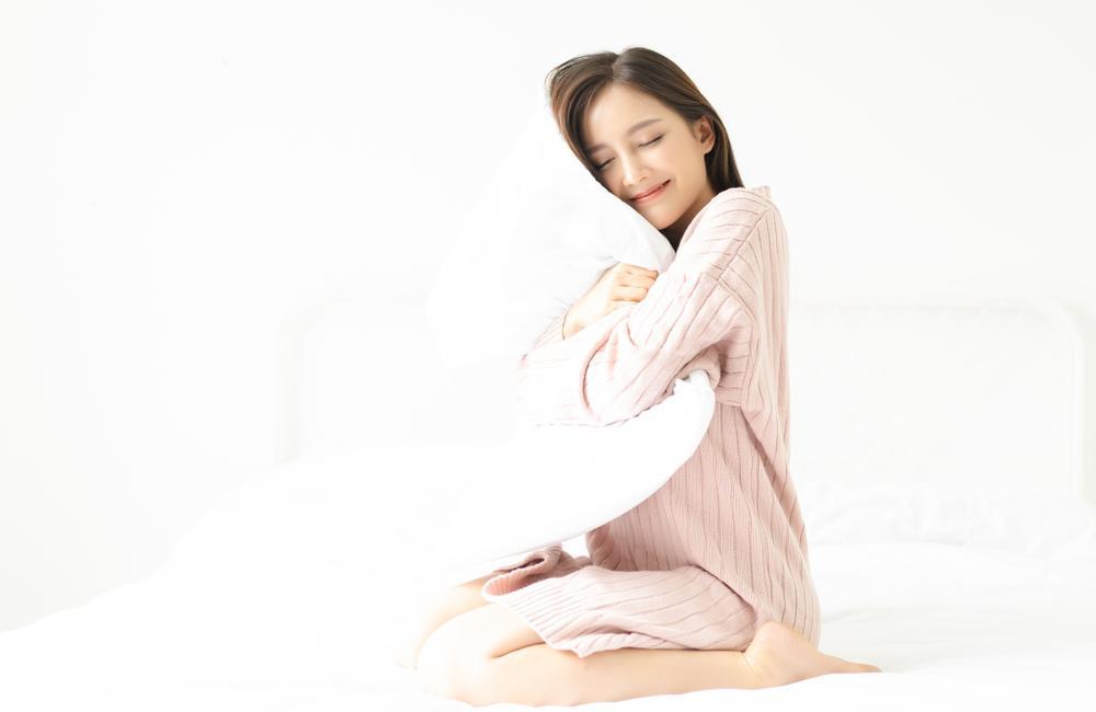 シーツを抱く女性