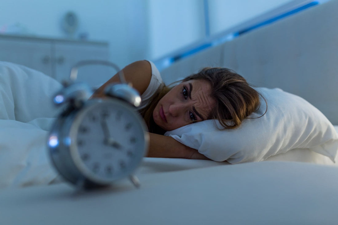 眠れない女性と時計の写真